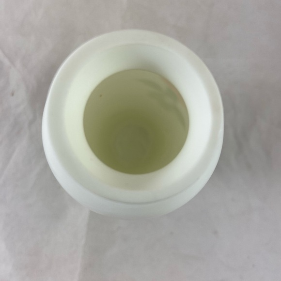 MARJOLEIN BASTIN set of 3 Nature’s Sketchbook Signed Bud Vases Milk Glass 6”Tall - Picture 12 of 14